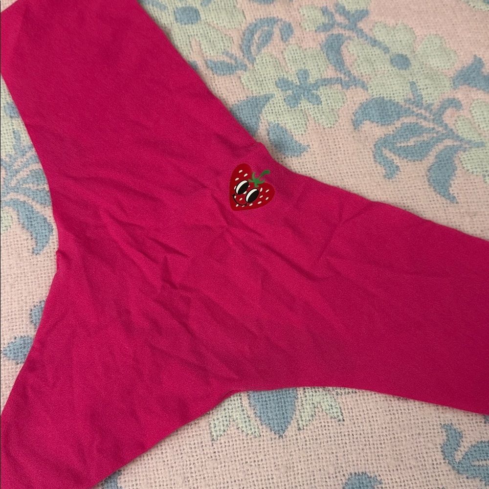 NWT SOLD OUT! VS RARE STYLE! XL *Enchanted Pink Strawberry* NO-SHOW THONG PANTY - Picture 3 of 7